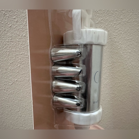 Rae Dunn Icing Kit Set - Picture 3 of 5